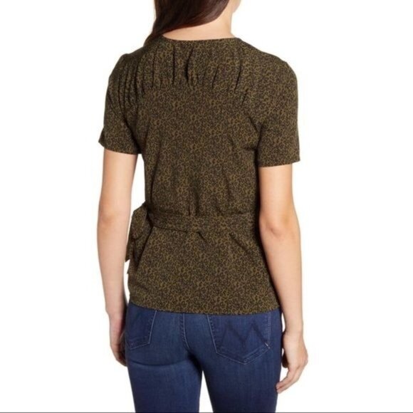 NWT‎ Bobeau Gwyneth Wrap Ditsy Leopard Olive Top - Picture 2 of 5